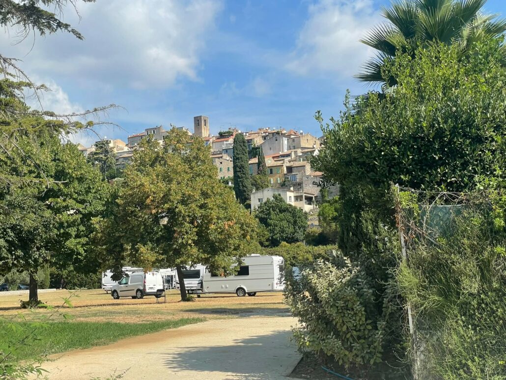 Du 18 au 20 août 2026, le pré de la Fontanette a connu une intrusion illégale qui a mobilisé toutes les autorités. Entre fermeté administrative et pragmatisme face aux aléas météorologiques, Biot a retrouvé l'ordre. Un épisode qui soulève des questions profondes sur l'autorité publique.